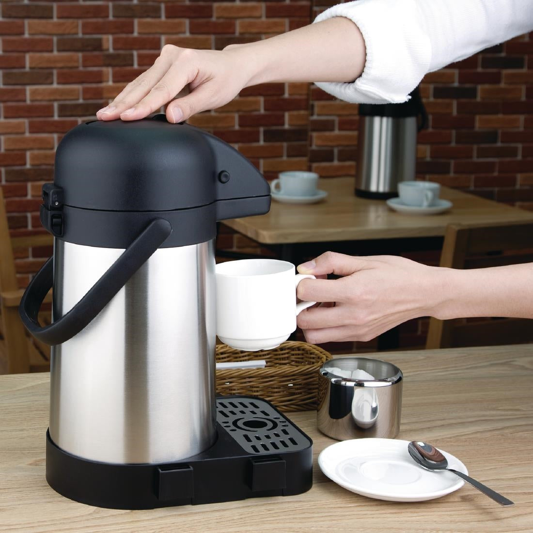 DL163 Olympia Pump Action Airpot