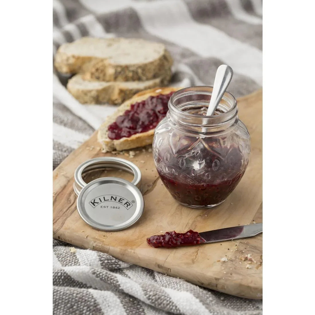 DM262 Kilner Strawberry Fruit Preserve Jar 400ml - JD Catering Equipment Solutions Ltd