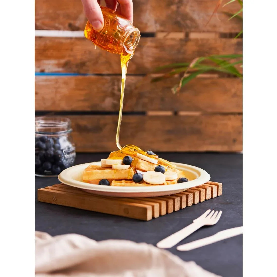 DX583 Vegware Compostable Nourish Moulded Fibre Plate Natural 9"/226mm (Pack of 500) - JD Catering Equipment Solutions Ltd