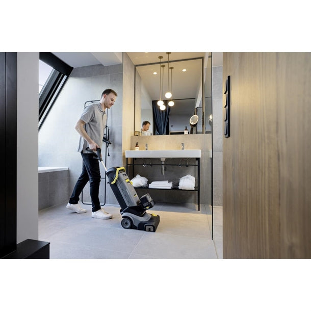 FU093 Karcher Scrubber Dryer BR 30/4 C BP Without Battery and Charger