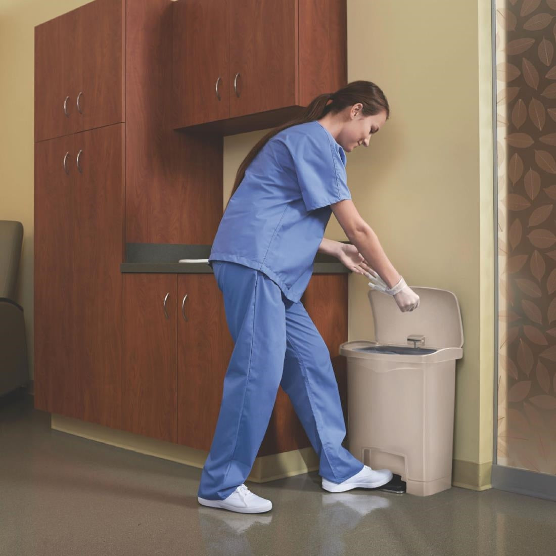 GL021 Rubbermaid Slim Jim Step on Front Pedal