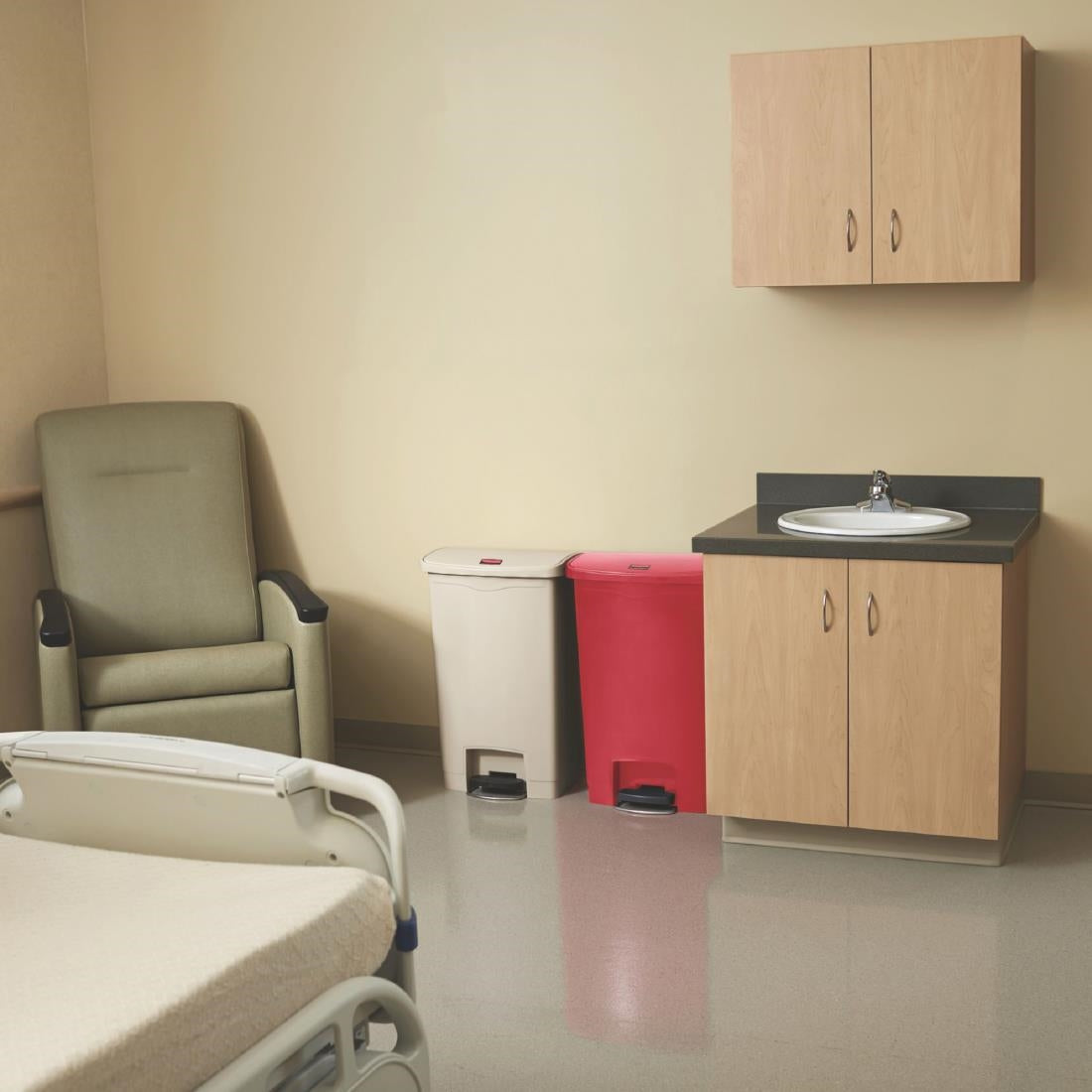 GL026 Rubbermaid Slim Jim Step on Front Pedal Red 50Ltr