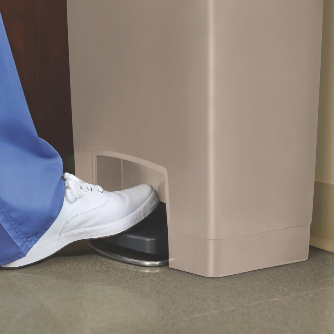 GL027 Rubbermaid Slim Jim Step on Front Pedal Beige 50Ltr