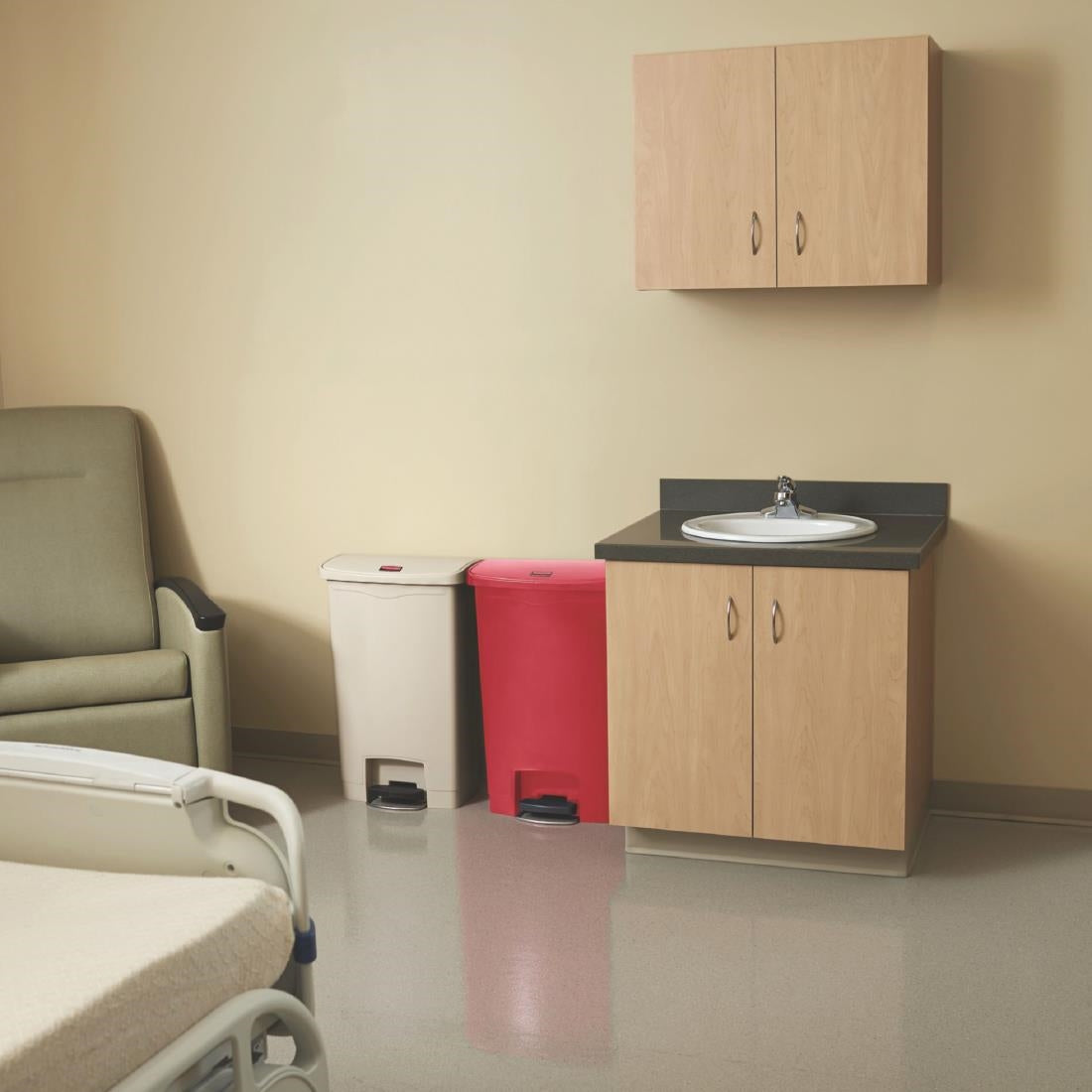 GL027 Rubbermaid Slim Jim Step on Front Pedal Beige 50Ltr