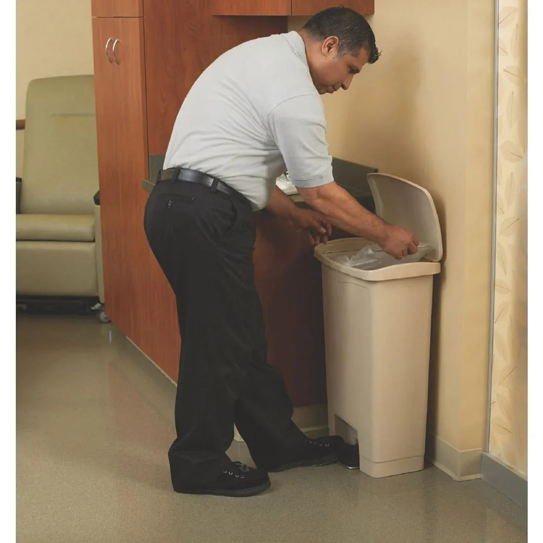 GL027 Rubbermaid Slim Jim Step on Front Pedal Beige 50Ltr