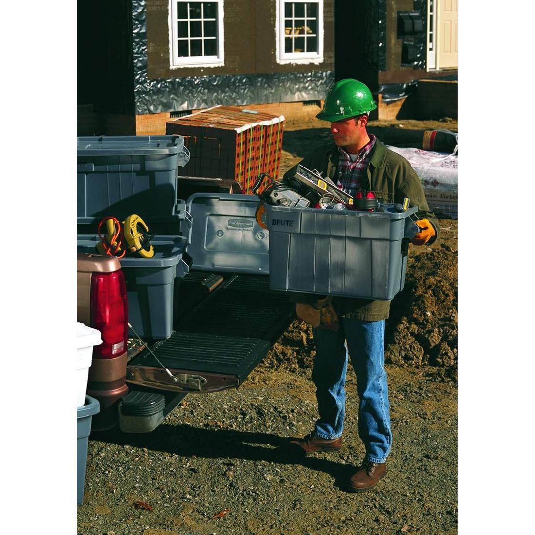 HY001 Rubbermaid Brute Tote Box Grey with Lid 53Ltr