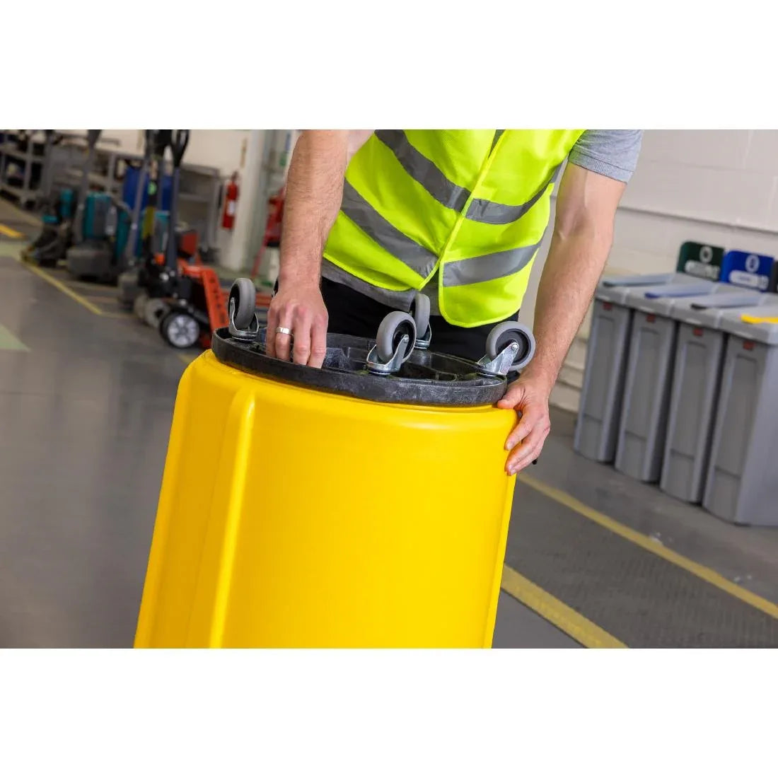 HY020 Rubbermaid BRUTE Container Yellow 75.7Ltr