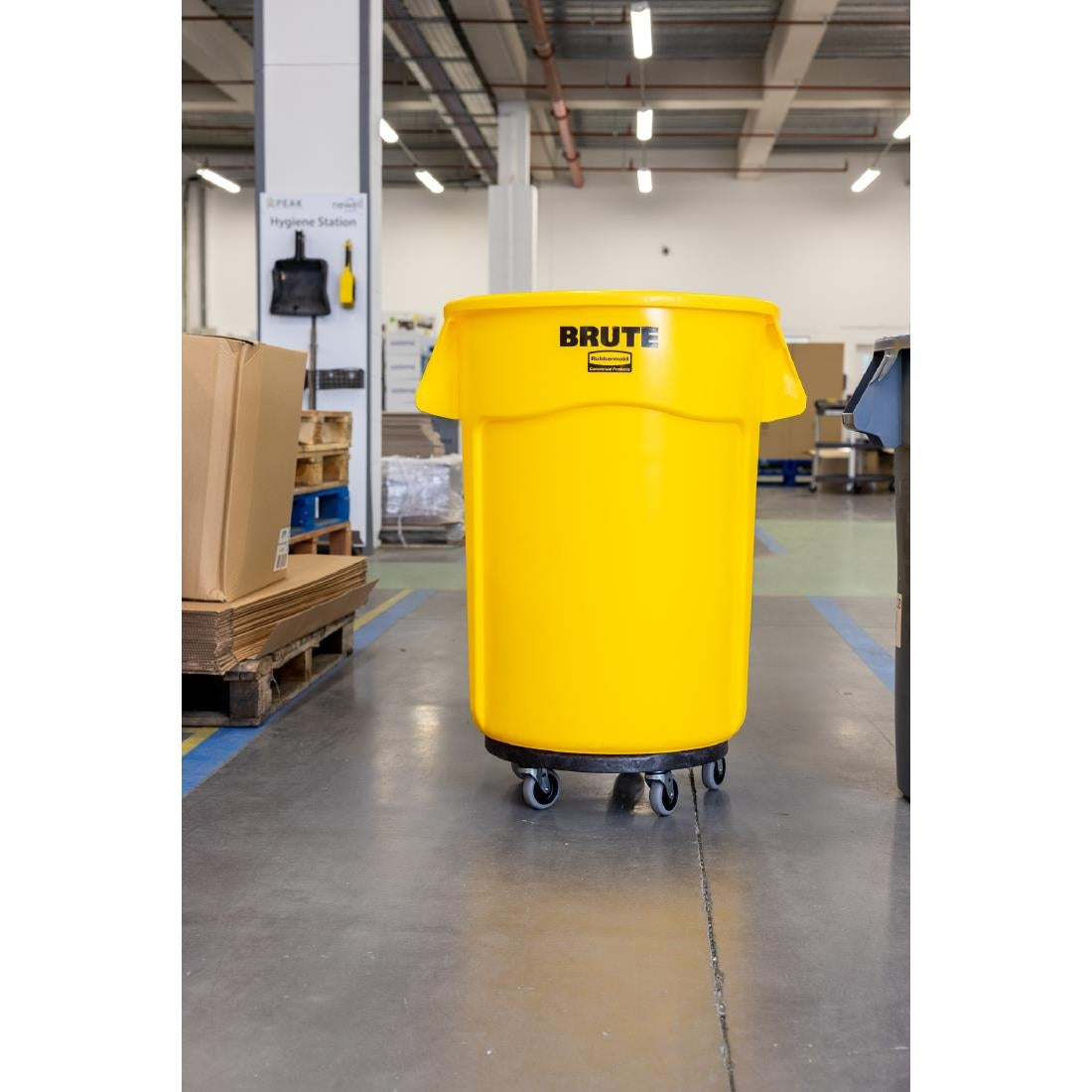 HY028 Rubbermaid BRUTE Container Yellow 167Ltr