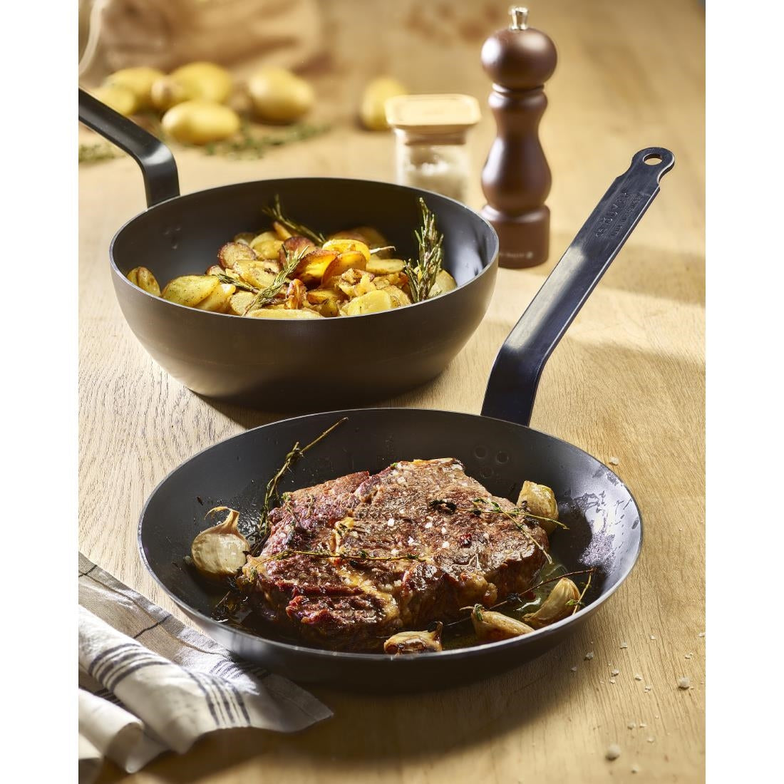 HZ500 - De Buyer Outdoor Blue Steel Round Pan 28cm