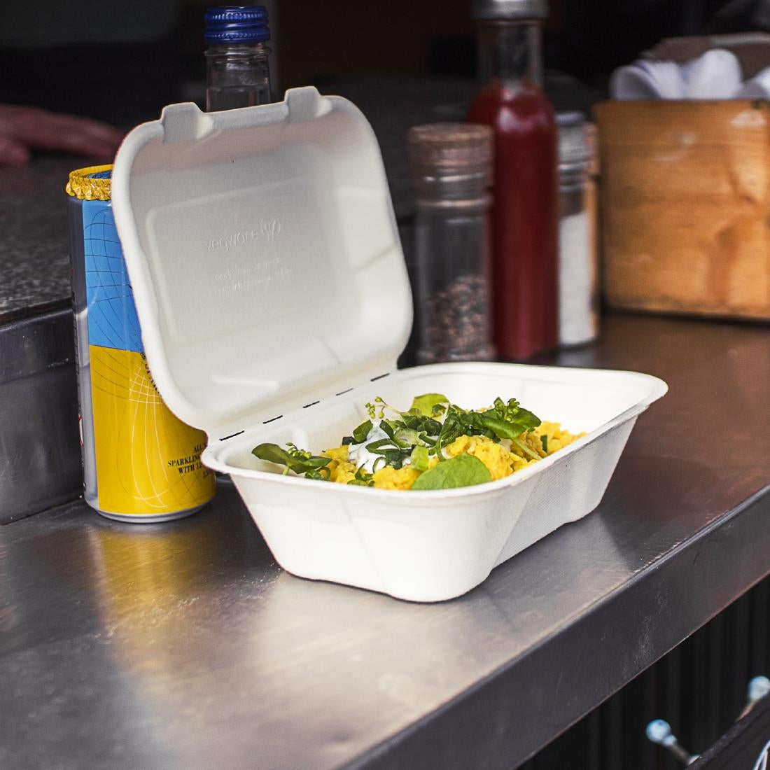 HZ937 Vegware Compostable Bagasse Clamshell Hinged Meal Boxes 7"x 5" (500 Pack)