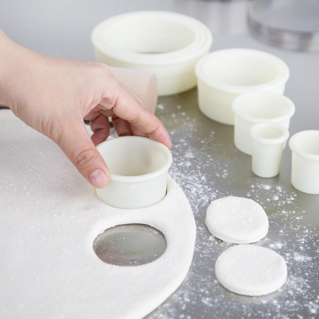 JA522 Vogue Plain Round Nylon Pastry Cutters (Pack 9)