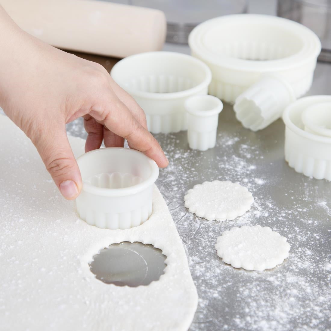 JA523 Vogue Serrated Round Pastry Cutters Nylon (Pack 9)