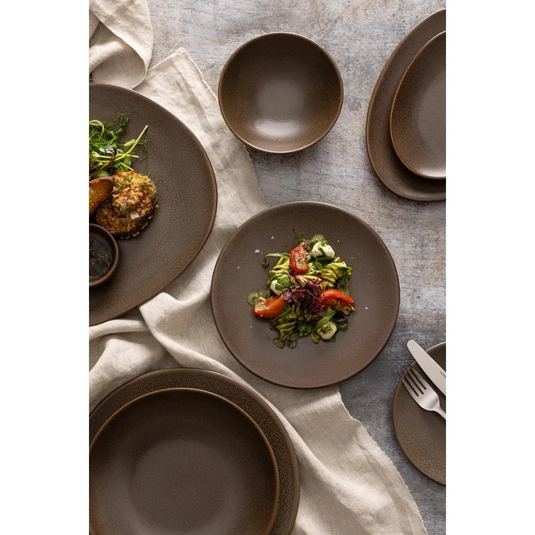 JA551 Olympia Ember Mahogany Coupe Plate - 230mm 9" (Box 6)