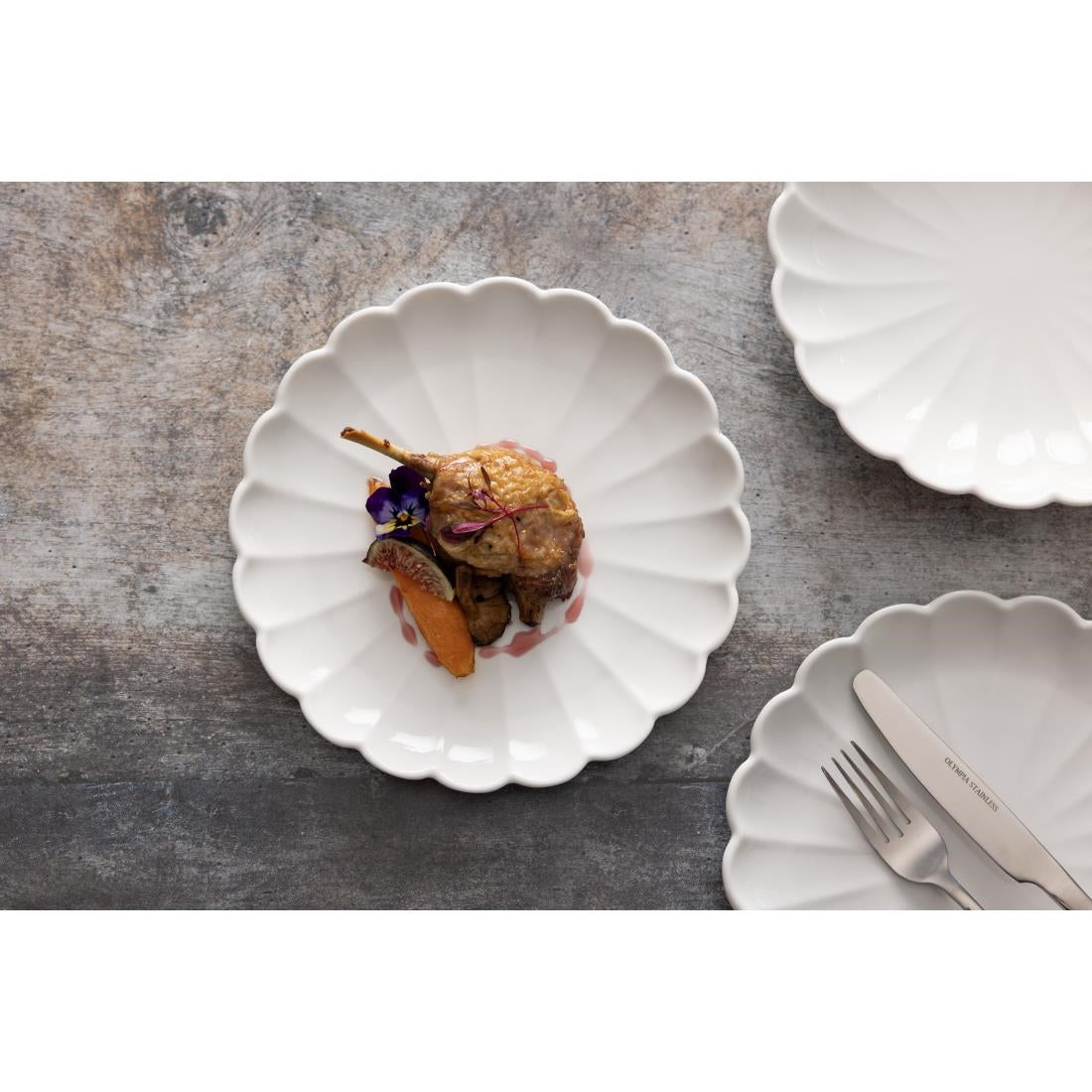 JB394 Olympia Bloom White Scalloped Plate - 226x22mm 9" (Box 6)
