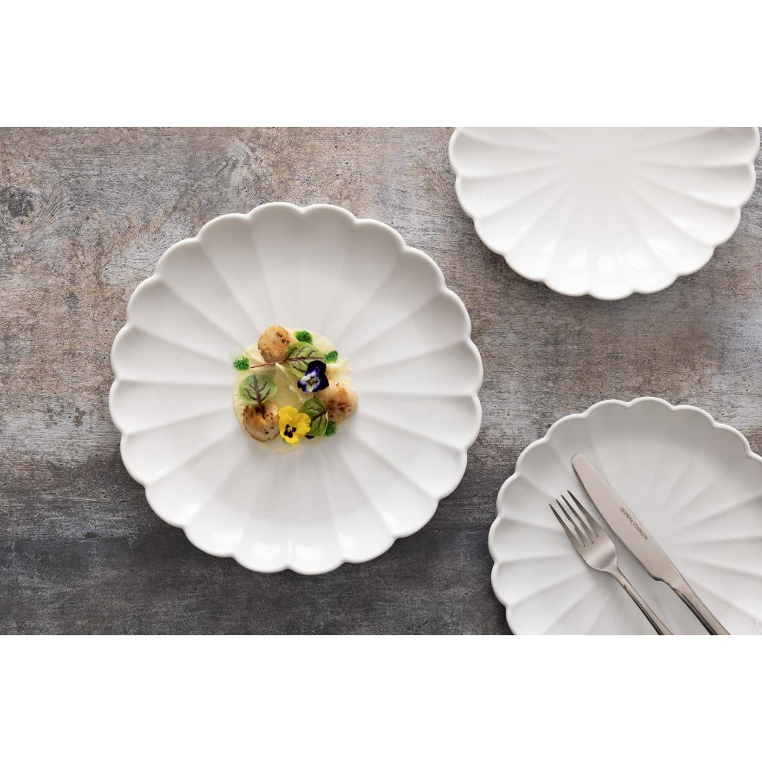 JB395 Olympia Bloom White Scalloped Plate - 276x30mm 11" (Box 4)