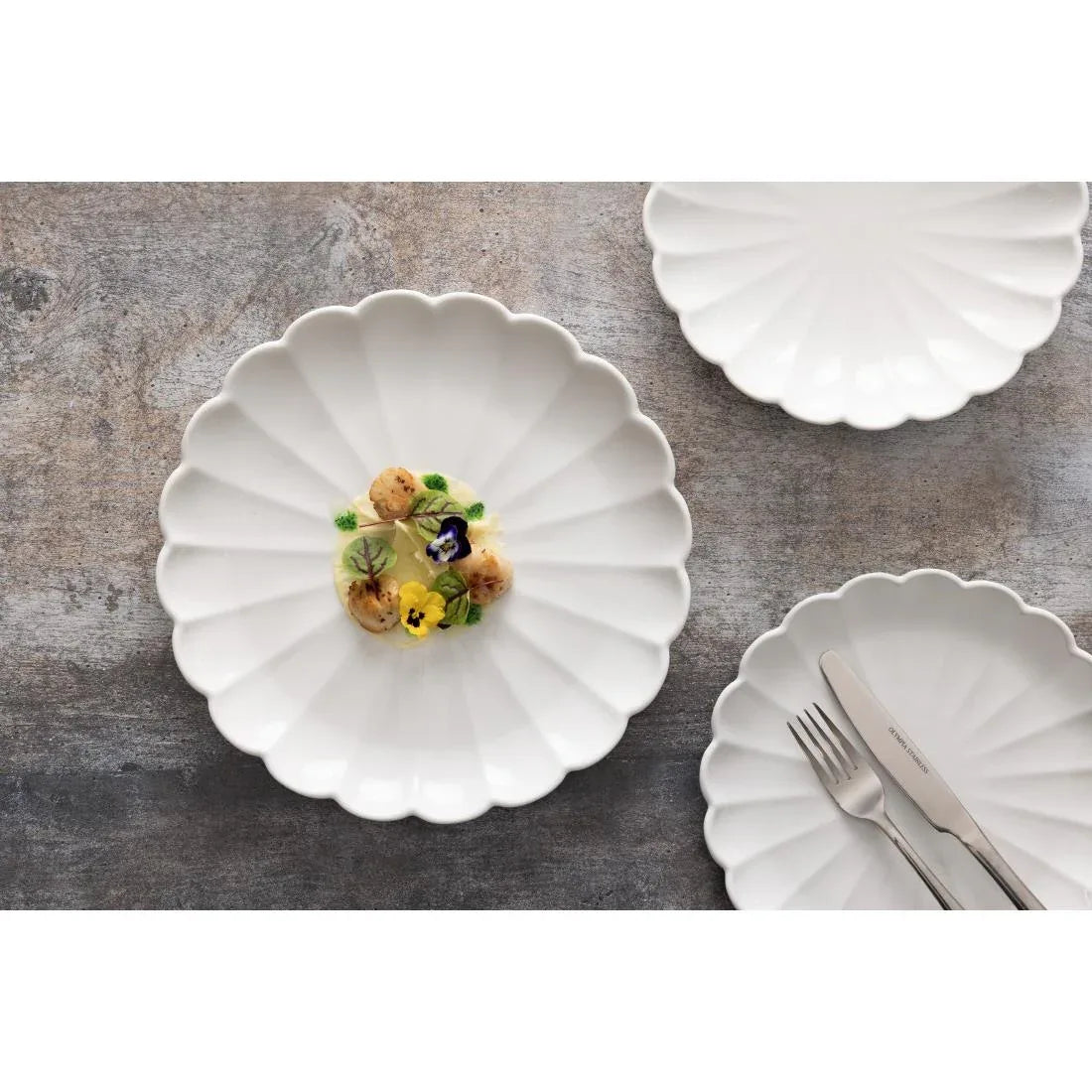 JB395 Olympia Bloom White Scalloped Plate - 276x30mm 11" (Box 4)