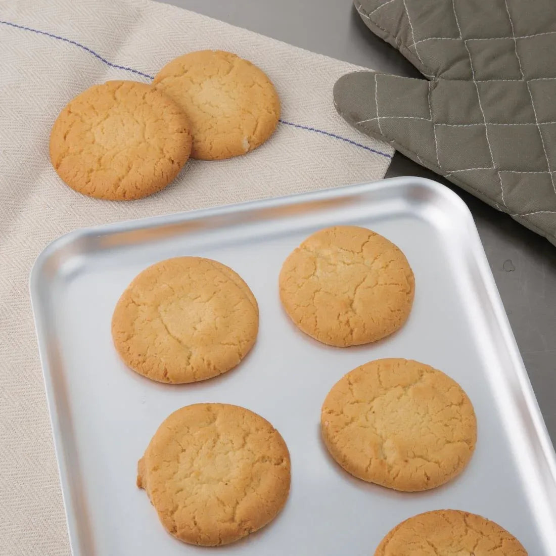 K443 Vogue Aluminium Baking Tray 370 x 265mm - JD Catering Equipment Solutions Ltd