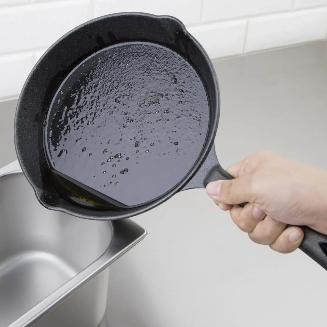 M654 Vogue Round Cast Iron Skillet Pan 203mm - JD Catering Equipment Solutions Ltd