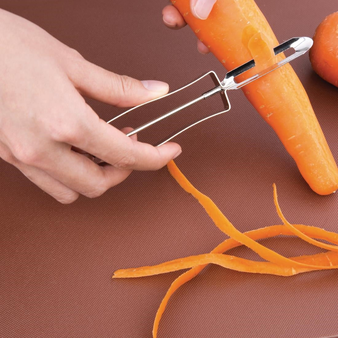 D051 Vogue Swivel Peeler JD Catering Equipment Solutions Ltd