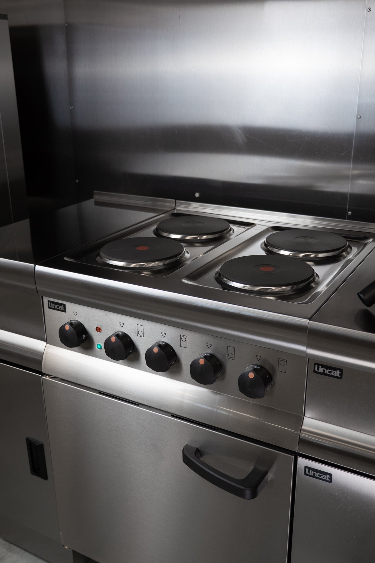 ESLR6C - Lincat Silverlink 600 Electric Free-standing Oven Range - Castors at Rear - 4 Plates - W 600mm