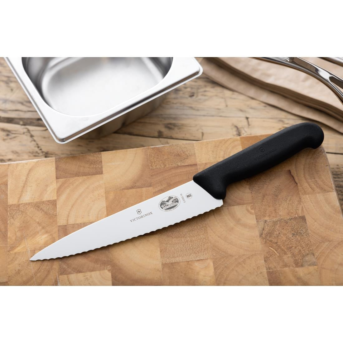 CC265 Victorinox Fibrox Serrated Carving Knife 19cm