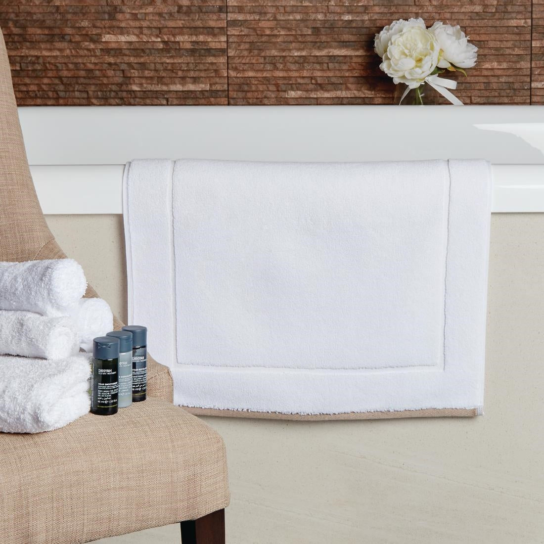 GW314 Mitre Heritage Ambassador Bath Mat White with Taupe Border