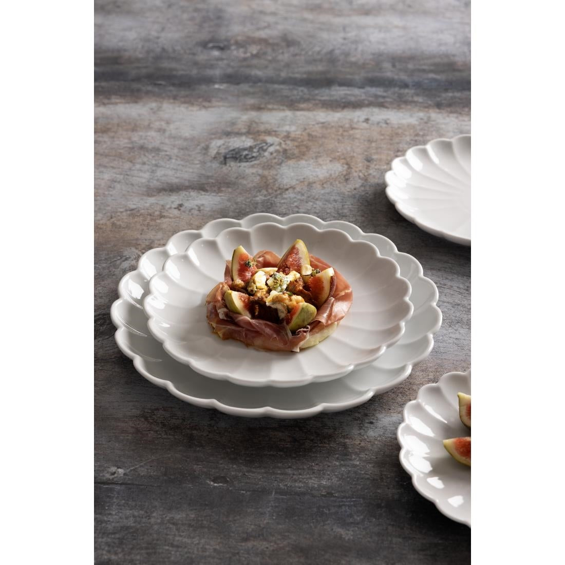 JB395 Olympia Bloom White Scalloped Plate - 276x30mm 11" (Box 4)