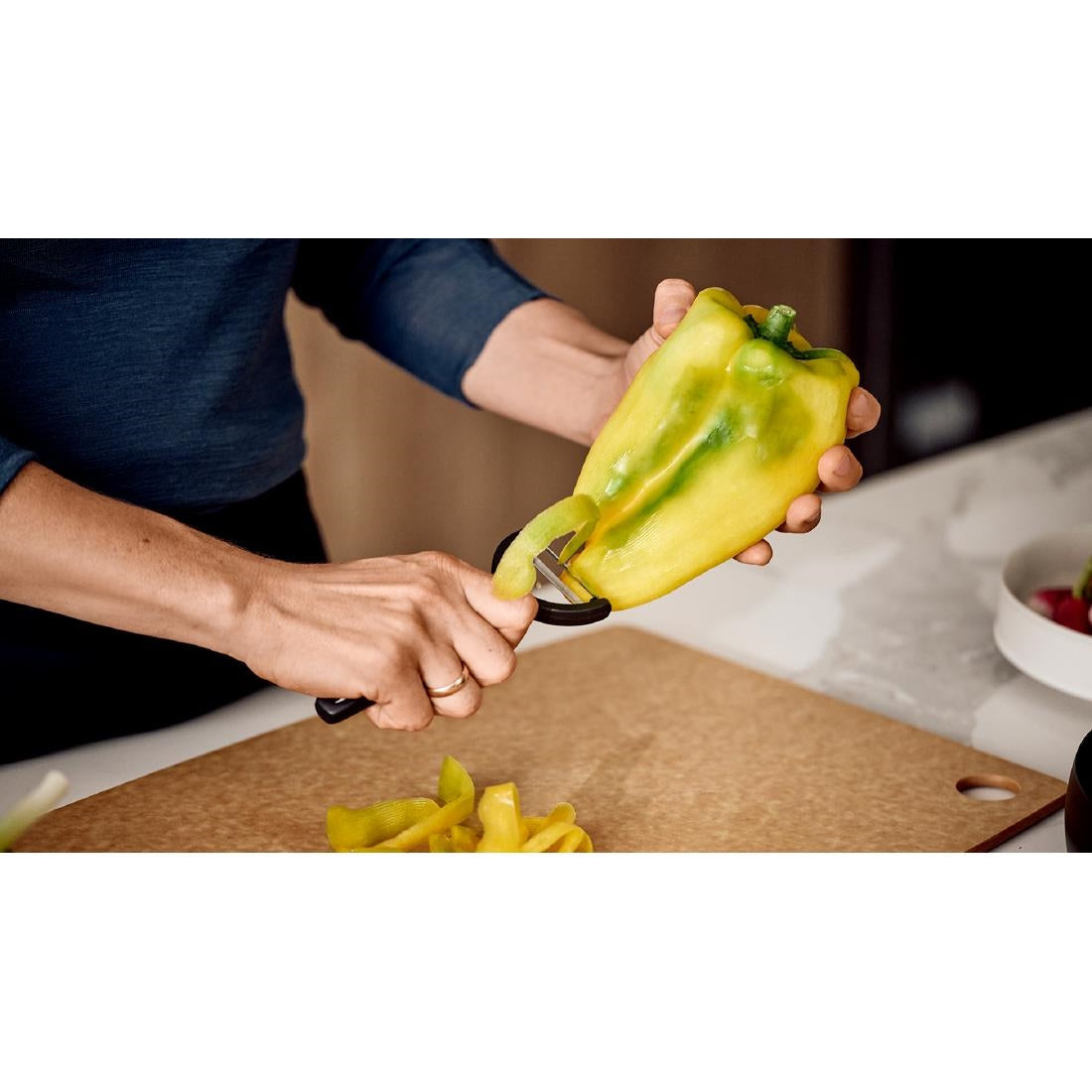 Victorinox Serrated Ypso Peeler Black